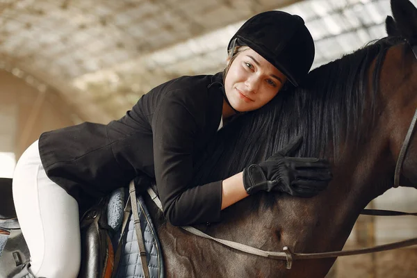 O cavaleiro em forma preta treina com o cavalo — Fotografia de Stock