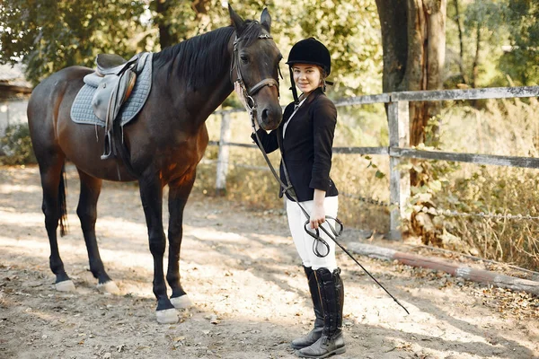 The rider in black form trains with the horse — Stockfoto