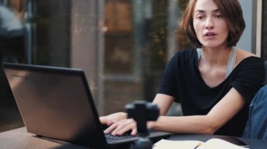 Karantinada çalışan iş kadını