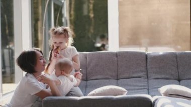Çocuklu bir anne karantinada evde kalır.