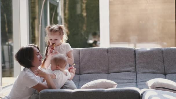 Madre con bambini stare a casa in quarantena — Video Stock