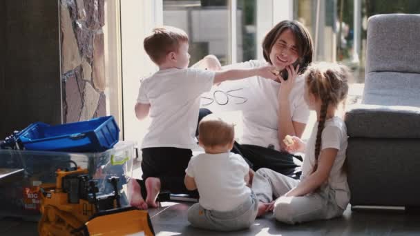 Mutter mit Kindern bleibt unter Quarantäne zu Hause — Stockvideo