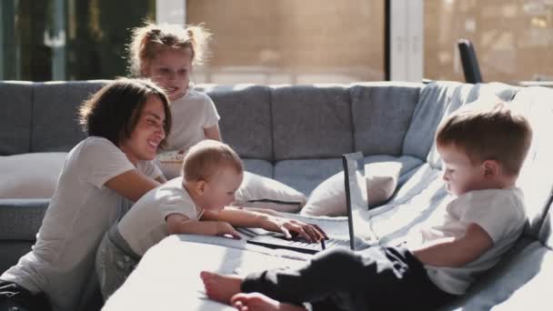 Moeder met kinderen blijven thuis in quarantaine — Stockvideo