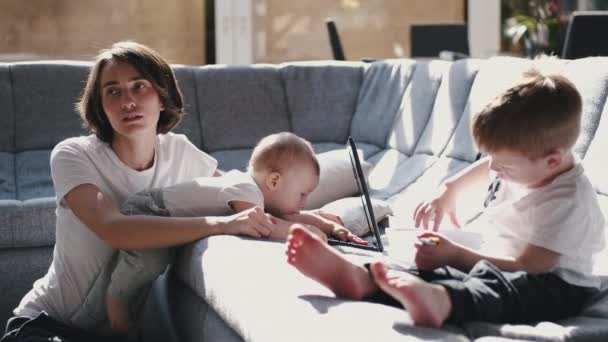 Madre con hijos en casa en cuarentena — Vídeos de Stock
