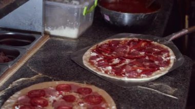 İtalyan restoranında domatesli ve etli pizza.