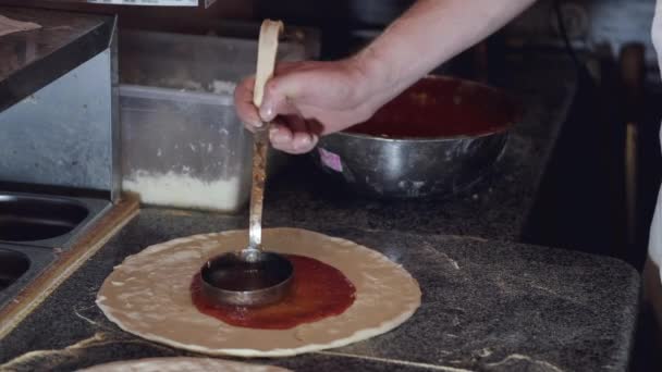 Cropped view chef versant de la soupe de tomates sur la pâte — Video