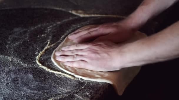 Chef amassar massa de pizza usando as mãos no restaurante — Vídeo de Stock
