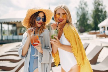 Bir tatil köyünde iki zarif kız.