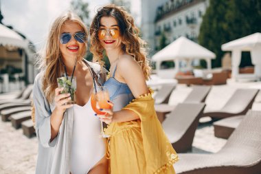 Bir tatil köyünde iki zarif kız.