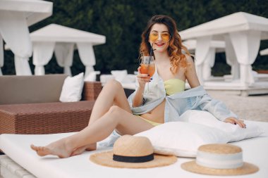 Bir tatil köyünde güzel ve zarif bir kız.