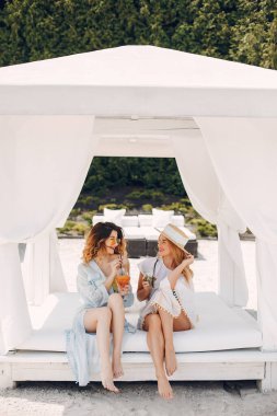 Bir tatil köyünde iki zarif kız.