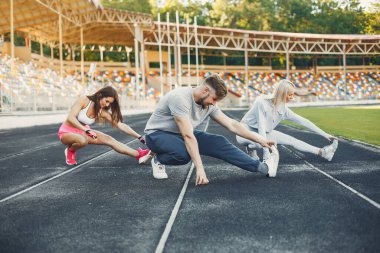 Stadyumda sporcular antrenman yapıyor.