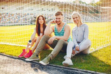 Stadyumda sporcular antrenman yapıyor.