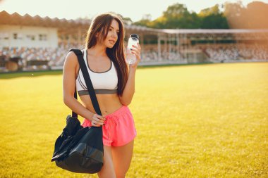 Stadyumda sporcu kız eğitimi.