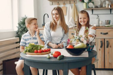 Güzel, büyük bir aile mutfakta yemek hazırlıyor.