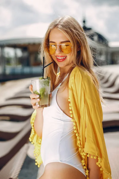 Beautiful and elegant girl on a resort — Stock Photo, Image