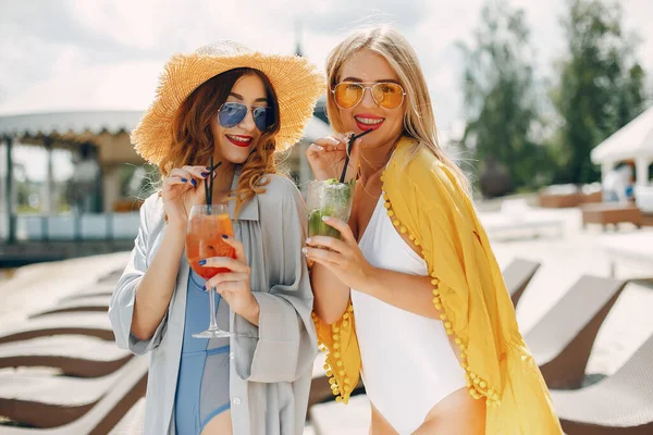 Dos chicas elegantes en un resort — Foto de Stock