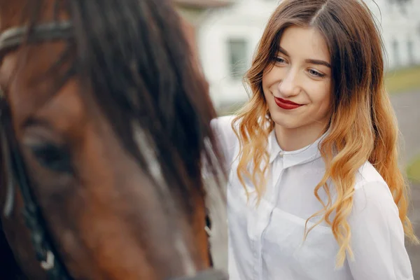 Mooie vrouw die met een paard staat — Stockfoto