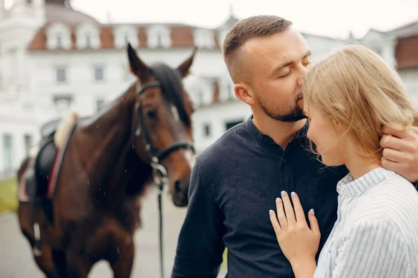 Couple affectueux mignon avec cheval sur ranch — Photo