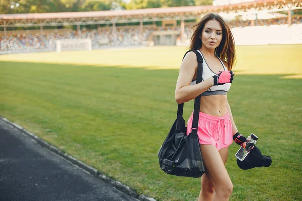 Treinamento de meninas de esportes no estádio — Fotografia de Stock