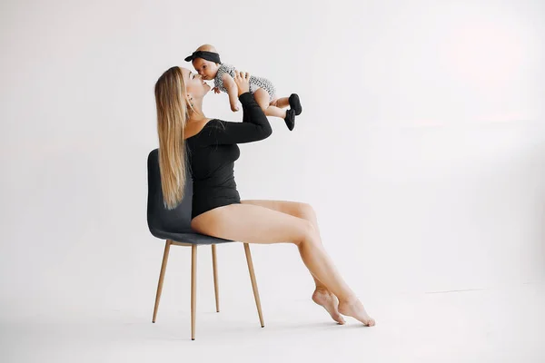 Elegante mãe com filhinha fofa em um estúdio — Fotografia de Stock