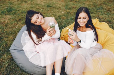 Yaz parkında iki güzel kız