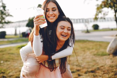 Yaz parkında iki güzel kız