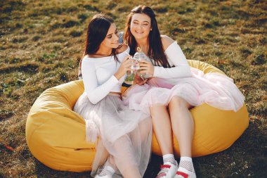 Yaz parkında iki güzel kız