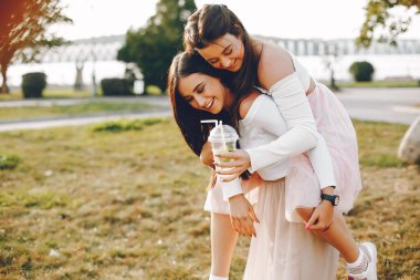 Yaz parkında iki güzel kız