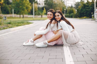 Yaz parkında iki güzel kız