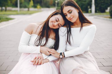 Yaz parkında iki güzel kız