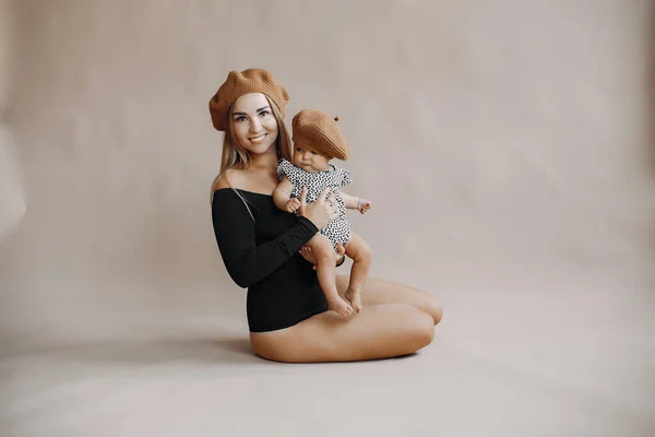 Elegante Mutter mit süßer kleiner Tochter im Studio — Stockfoto