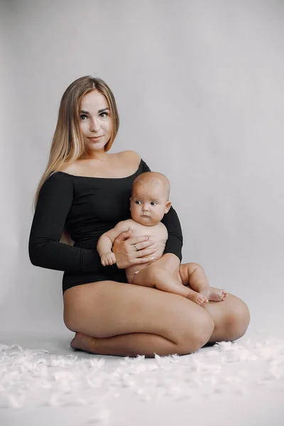 Elegante madre con linda hijita en un estudio —  Fotos de Stock