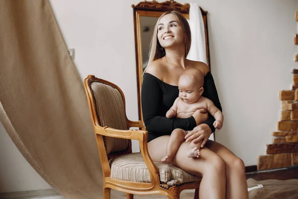 Elegant mama cu drăguț fetiță într-un studio — Fotografie, imagine de stoc