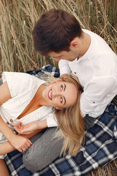 Hermosa pareja pasar tiempo en un campo de otoño —  Fotos de Stock