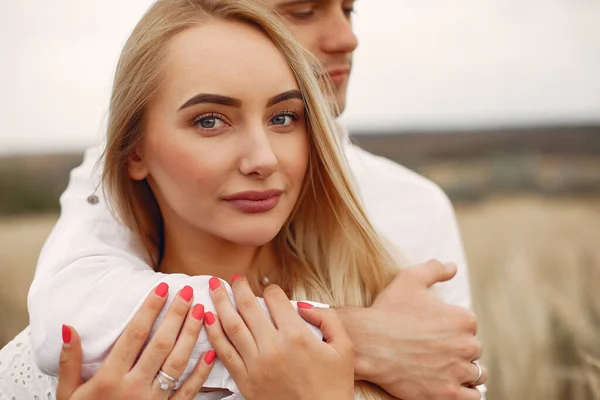 Hermosa pareja pasar tiempo en un campo de otoño — Foto de Stock