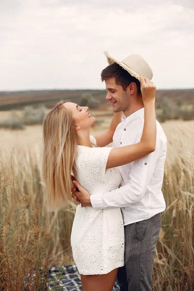 Schönes Paar verbringt Zeit im herbstlichen Feld — Stockfoto