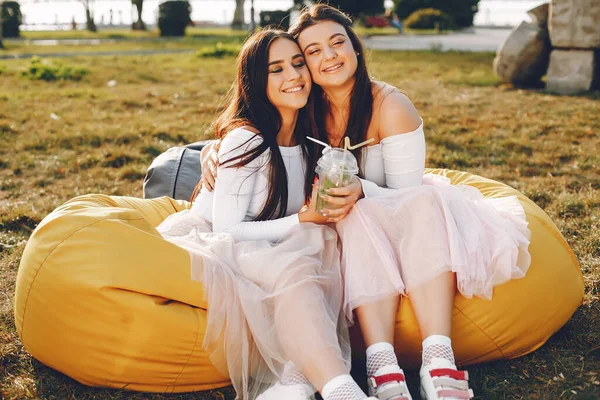 Duas meninas bonitas em um parque de verão — Fotografia de Stock