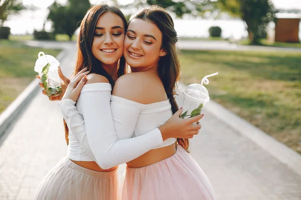 Две симпатичные девушки в летнем парке — стоковое фото