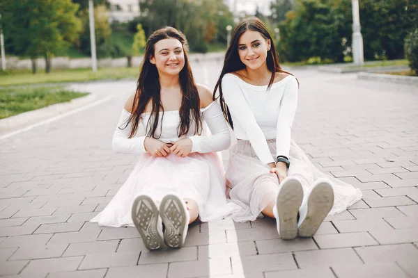 Duas meninas bonitas em um parque de verão — Fotografia de Stock