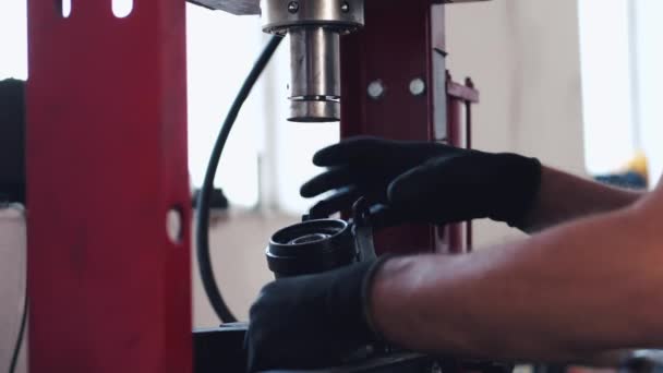 Close-up persoon in zwarte handschoenen werkt in het service center — Stockvideo