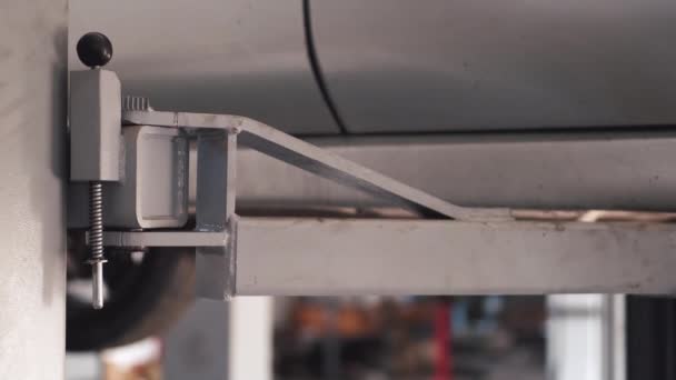 Vista recortada de la construcción de hierro gris en el centro cervice — Vídeo de stock