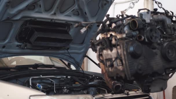 Primer plano mecánico en guantes reparación de motor de coche en garaje — Vídeo de stock