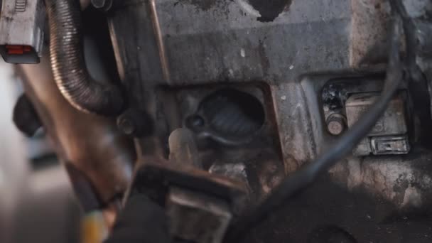 Close-up werknemer reparatie motor van de auto in het servicecentrum — Stockvideo