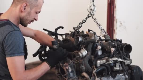 Trabalhador em luvas removendo o motor do carro no centro de serviço — Vídeo de Stock