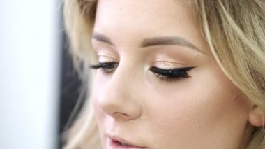 Kuaförde makyajlı genç kadın yüzü.