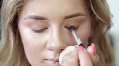 Kuaförde fırçayla müşterilerin yüzüne kozmetik uygulaması