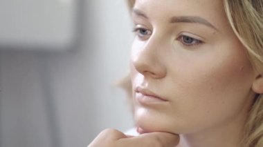 Makyaj sürecinde genç kadınların yüzlerini kapatıyoruz.