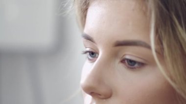 Makyaj sürecinde genç kadınların yüzlerini kapatıyoruz.