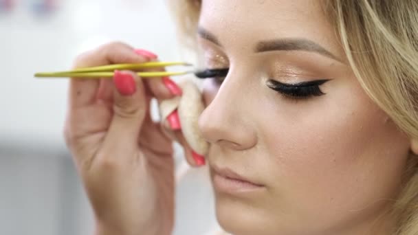 Artista de maquillaje trabajando en clientes lases en salón de belleza — Vídeos de Stock